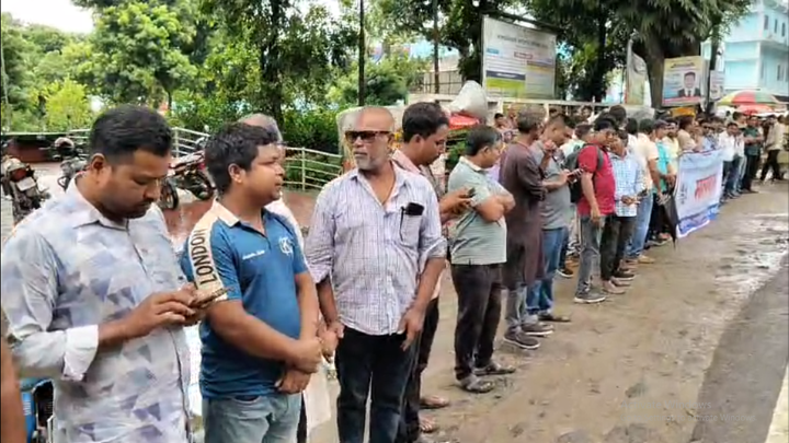 লালমনিরহাটে দুই সাংবাদিকের বি'রুদ্ধে সাইবার মা'মলা প্রত্যাহারের দাবিতে মানববন্ধন